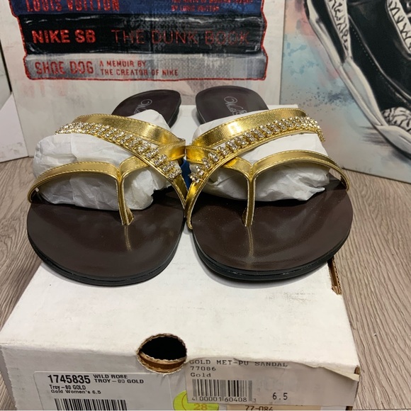WILD ROSE size 6 Gold Metallic & Crystal Flat Sandals NIB Casual - Picture 6 of 6